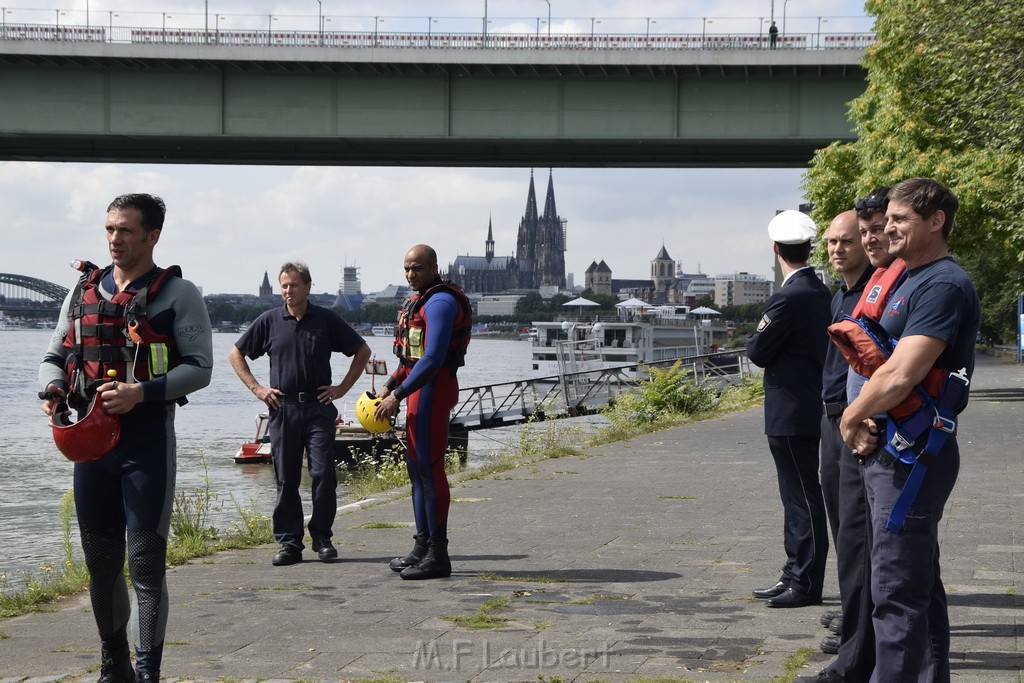 Uebung BF Taucher und Presse Koeln Zoobruecke Rhein P122.JPG - Miklos Laubert